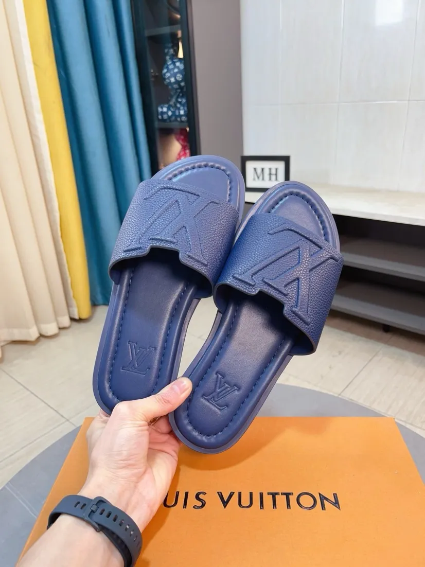 Men's shoes 💰300🌸🌸LV Ordinary men's spring and summer slippers, uppers imported from Italy, cowhide fabric, logo graphics, high-quality craftsmanship, soles: original soles specially provided by the original factory, exclusive movable molded soles super comfortable, original factory single goods, 🔍🔍high quality, you can enter and exit the counter at will, welcome to compare, size 38-45